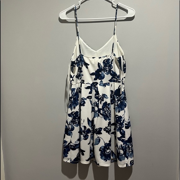 White dress with beautiful blue floral print in L 💙🤍 - Picture 3 of 3